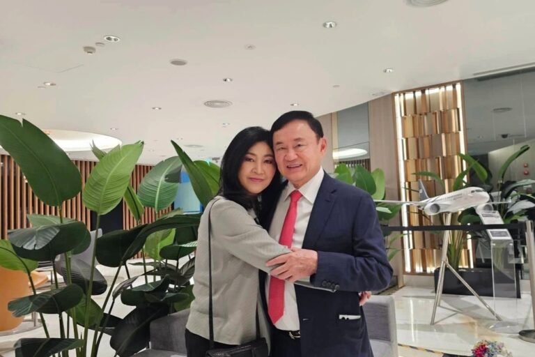 Mr. Thaksin boarded a plane to return home after 15 years in exile 0